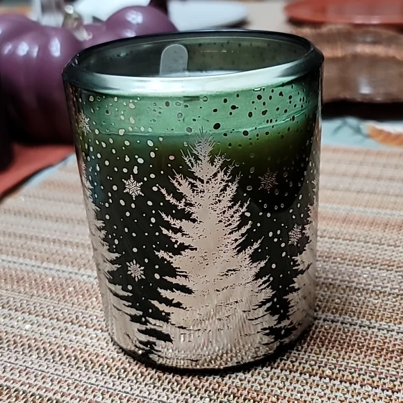 Wooden wick Candle, DW Home, Juniper Woods. 12.7oz NWT - Picture 1 of 3